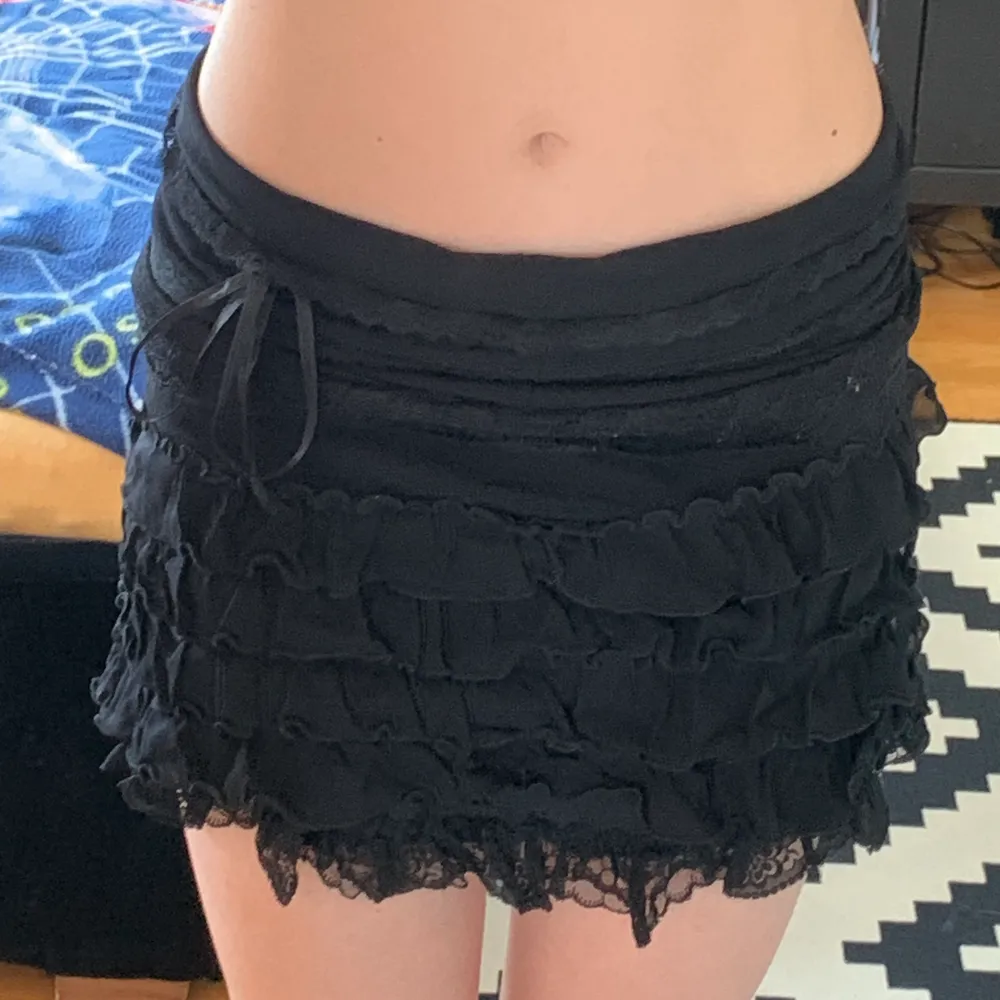 Black layered mini skirt. Bought from humana. Lots of different layers, ruffles and ribbon. Kjolar.