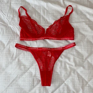 Loungeunderwear set - Rött set från lounge underwear i toppskick! Toppen är använd max fem gånger och trosorna är självklart inte använda alls då jag valde fel storlek. Trosorna är i M och bhn är i 75C. Frakt på 45 kr tillkommer 🍒 Nypris för detta set är 650 kr.