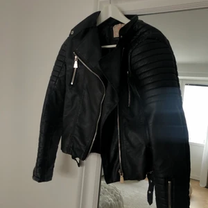 Skinnjacka Chiquelle, strl.40  - Jättefin, knappt använd skinnjacka från Chiquelle i strl.40! Är dock liten i storleken då jag annars har 36. Som sagt är den knappt använd så den är i jättefint skick. Fraktkostnad ingår ej i priset. Ordinarie pris 599kr.