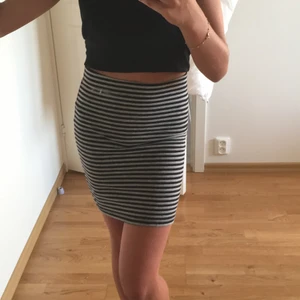 En kjol från H&M - Säljer en randig kjol pågrund av att den är för tajt på mig. (Aldrig använd)