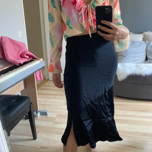 Satinkjol - Satinkjol i fint fall🖤 inköpt på MQ