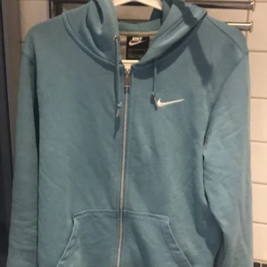 Nike ziphoodie ljusblå - Endast använd 2-3 gånger, inget fel på den      Str s men passar m också 