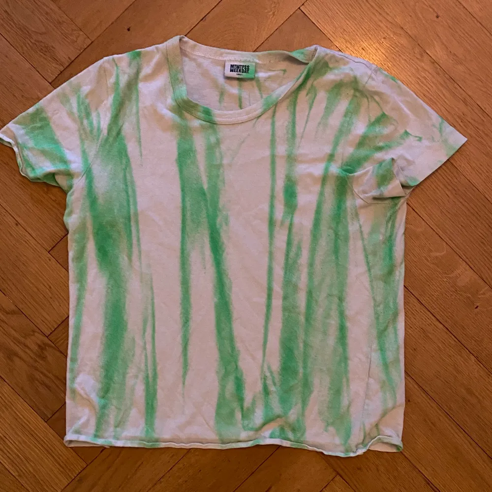 Omgjord t-shirt original från weekday, sen har vi gjort om den med grön färg på. Snyggt och unikt plagg som sticker ut! . T-shirts.
