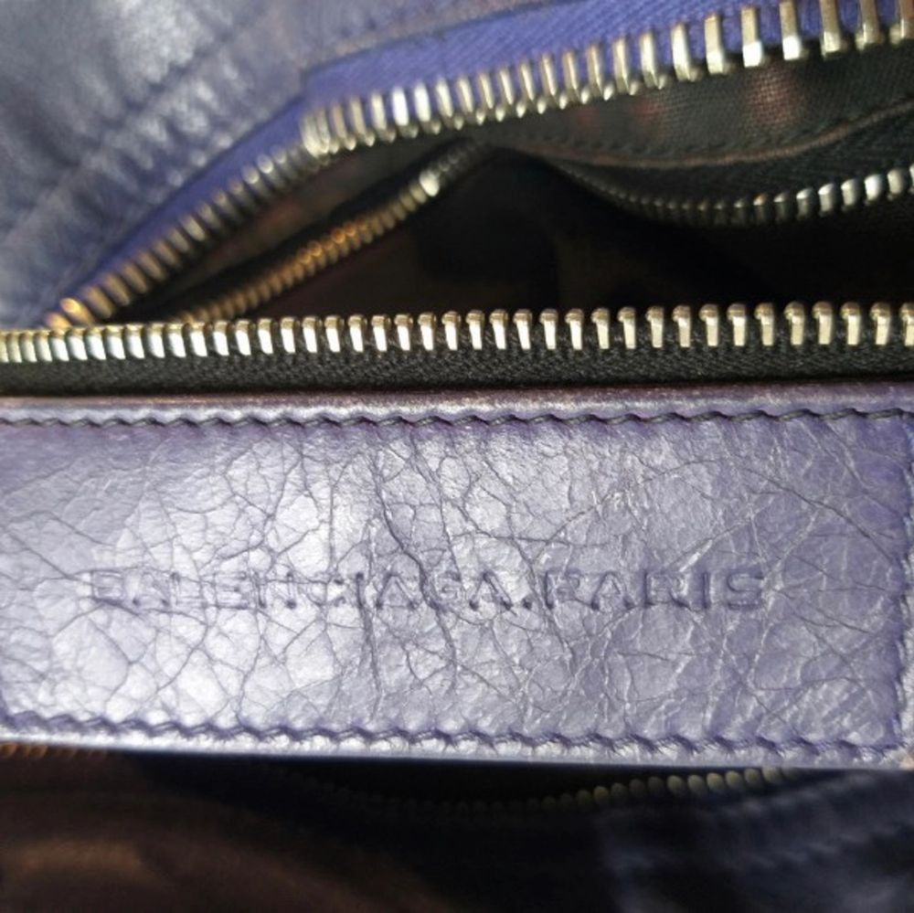 Såå fin kornblå balenciaga väska, färger är mer ”lysande” irl! Perfekta storleken för jobb el skola då du bla får plats med dator!! Äkthetsbevis finns i form av mejl. Skav på sidorna finns!. Väskor.