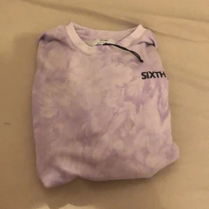 Tröja - Säljer denna fina tröjan pågrund över att jag tänkte lämna tillbaka den men märkte att lappen var borta, säljer den nu då för halva priset