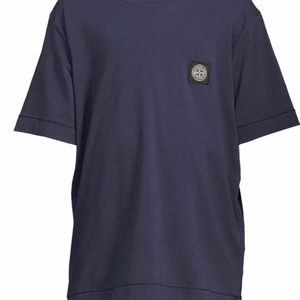 Stone Island T-Shirt  - En stone Island tröja. Använd typ 10 gånger. Bra skick! Hojta till för bilder 