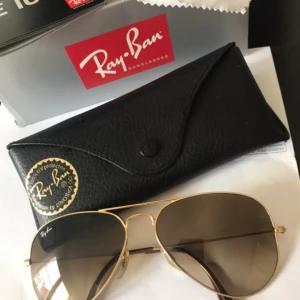 Rayban solglasögon - Aviator modellen ref: 0RB3025. Köpte för 1699 kr. Fint skick, som nya!