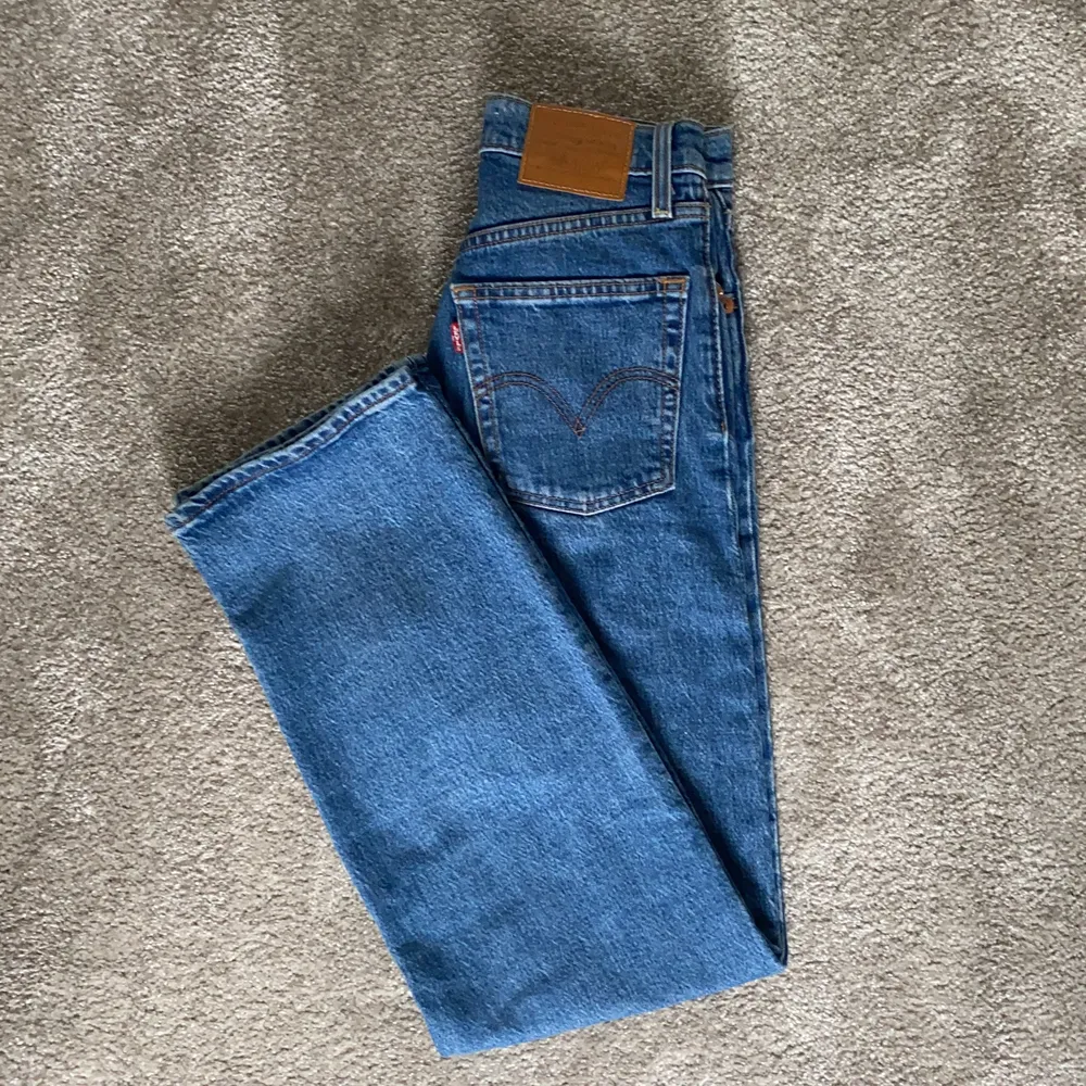 Blå Levi’s jeans i nyskick, max använda 5 gånger. Modellen heter ”ribcage straight” Storlek 24/27. Nypris: 1299 kr mitt pris är 400 kr + frakt. Det är bara att hör av sig för mer info/bilder☺️. Jeans & Byxor.
