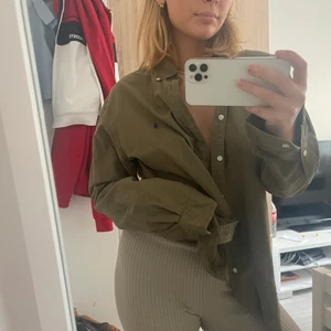 Nästan oanvänd polo Skjorta - Jättefin skjorta som endast används fåtal gånger. Nypris ca 1200. Det är en herr shorts men passar även dam