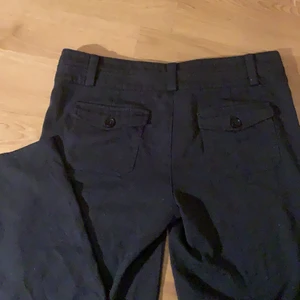 Kostymbyxor - Svarta kostymbyxor med fickor fram och bak. Raka men tyvärr lite för korta på mig som är nästan 180 cm. Mjukt material