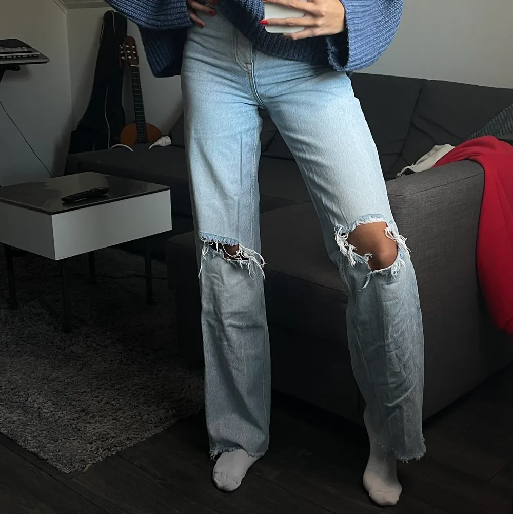 Supersnygga Jeans från zara i modellen Jeans ZW the 90s full lenght. Helt slutsålda. Storlek 34! 💙 190kr + frakt (lånad första bild) . Jeans & Byxor.
