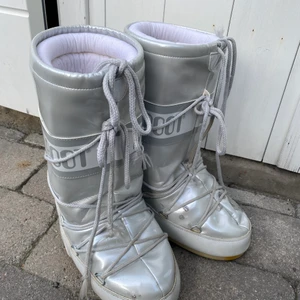 Moon Boot 35-38 - Moon boots. Water stains on the left boot, therefore they will be sold cheap. 