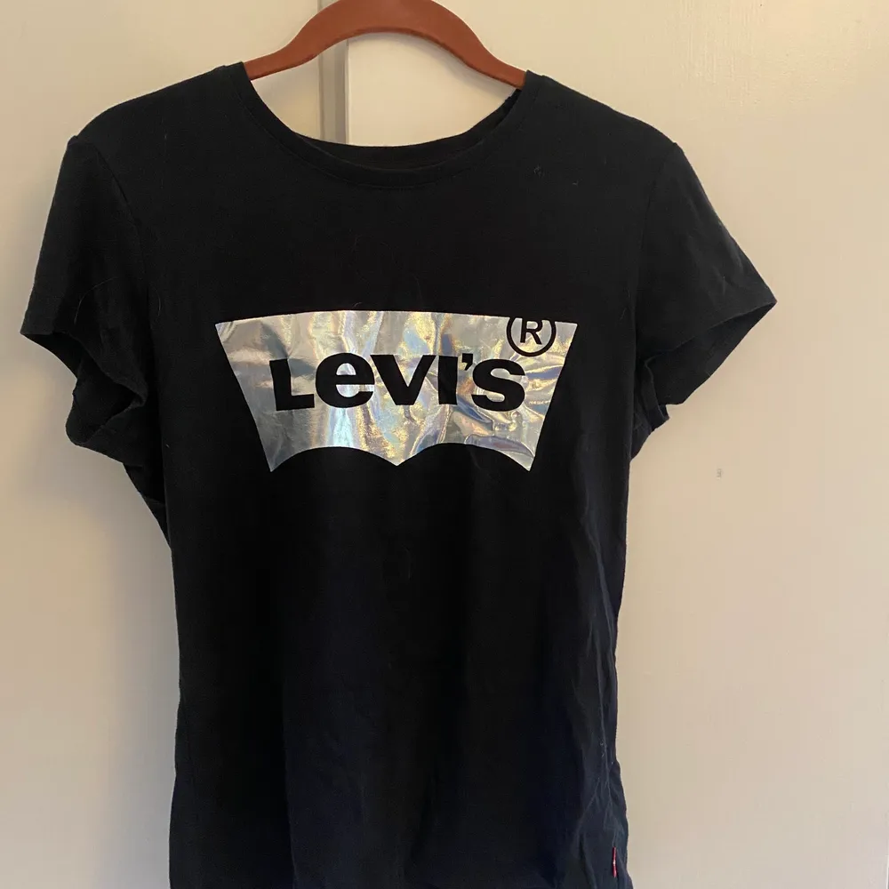 Jättefin levi’s tröja som jag vann på NK<3Tyvärr är den lite för liten för mig och det är därför jag säljer. Aldrig använd och i riktigt bra skick. Säljer för 150kr men pris kan diskuteras. Köp alla 4 för 400kr+frakt. Står att den är storlek 16, alltså xs-s. T-shirts.