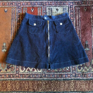 Blå Manchester kjol - Så jääääääkla snygg kjol som tyvärr är alldeles för liten för mig. Bra kvalitet o i gott skick!