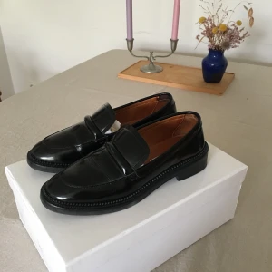 Loafers Other Stories - Loafers från & Other Stories. Mycket sparsamt använda, så i gott skick. Perfekta till hösten🍂 Storlek 37