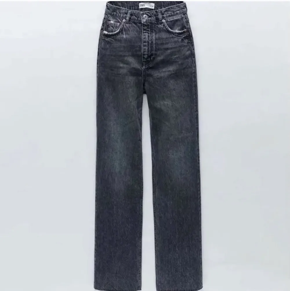 Ett par högmidjade ZARA jeans som tyvärr är för små för mig men huuur snygga som helst!💘 Köptes i våras men knappt använda då de som sagt inte passade bra.⭐️ Nypris ca 350kr frakt: 66kr🤗. Jeans & Byxor.