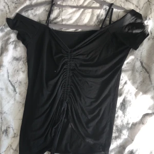 En svart mag tröja  - En svart tröja