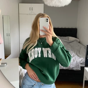 Grön tröja - Säljer denna trendiga gröna tröja. Sparsamt använd. Storlek s men sitter oversized på mig som är xs/s så jag skulle säga att den passar eller mellan xs-L beroende på hur man vill att den sitter 💕