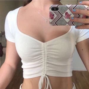 Zara top - Säljer denna top från zara då den inte kommer till användning, endast använd ca 2 gånger så den är i nyskick💖 storlek S, köparen står för frakt!