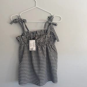 Helt ny aoanvänd topp  - Köpte denna söta topp inne på hm för 150kr provade inte den i butiken. Den är lite för liten på mig och har slarvat bort kvittot:(. Säljer den för 90kr. Skriv om fler bilder på hur den sitter på tex. 