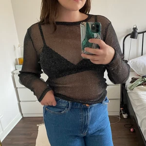 Glittrig meshtopp storlek M/L - En glittrig meshtopp i fint skick.