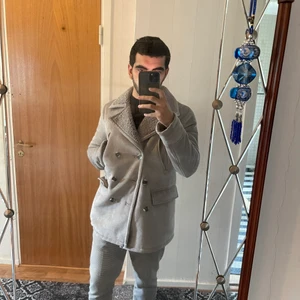 Vinter jacka ifrån Zara - Använd MAX 2 gånger! Skön och varm vinter jacka med 4 olika fickor. En unik stil av vinterjacka! Priset kan diskuteras