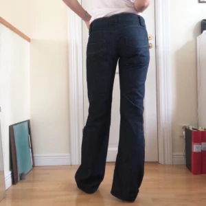 Lågmidjade jeans - snygga lågmidjade mörkmörkblå jeans från Esprit. Köpta second hand men har inte kommit till användning🧡midjan är strlk 29 och de är långa (som ni ser på bilden, är 171). BUDA!!