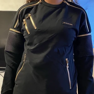 Balmain - Helt ny balmain tröja med prislappen kvar. Tröjan är i storleken 2XS.