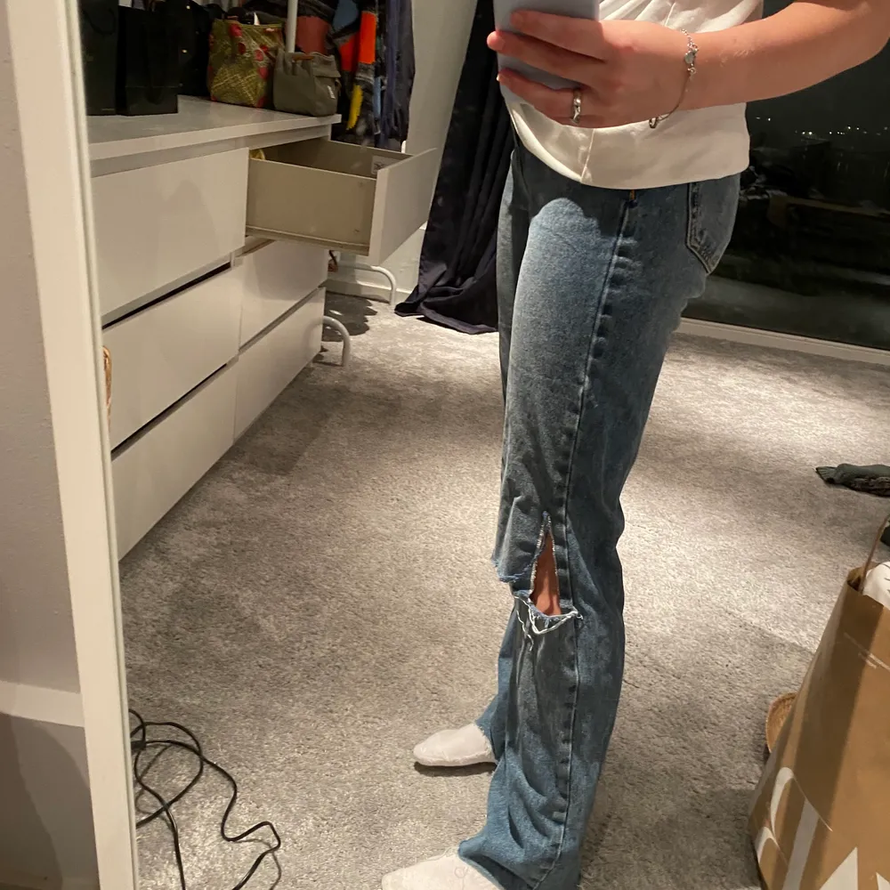 Supersnygga jeans från pull&bear i storlek 36. Som har egentligen slit men då dom var väldigt långa på mig så är dom avklippta ( jag är 168cm) men ser så snygga ut så också. Går att frakta men köparen står för frakten💞💞. Jeans & Byxor.