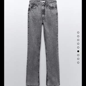 Så fina gråa jeans ifrån zara, dom är i ny skick och bara använda två gånger pga att dom är för långa för mig. Kom privat vid frågor.❤️❤️