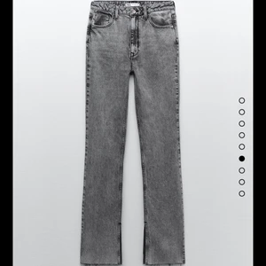 Gråa Jeans zara -  Så fina gråa jeans ifrån zara, dom är i ny skick och bara använda två gånger pga att dom är för långa för mig. Kom privat vid frågor.❤️❤️