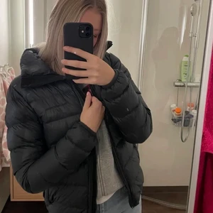 Peak performance jacka  - Super fin jacka som inte har några fel utan satt bara inte som jag ville på min kropp! Nypris är ca 2000kr men mitt pris är 550 (frakt ingår)     OBS (lånad bild av den jag köpte den av) 