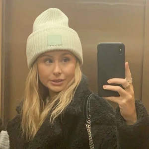 Acne mössa - Fin acne mössa i ljus turkos färg! Äkta,i ”vanliga” modellen, stretchig så passar alla. kan tänka mig att gå ned lite i pris. Köp direkt för 400 inklusive frakt.