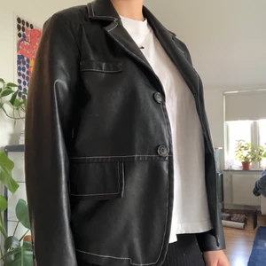 Jacka/blazer i fake-läder - Sparsamt använd jacka i storlek 38/M. Gratis frakt men kan också mötas upp i Lund:)