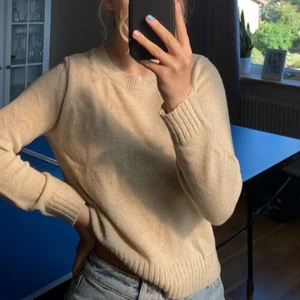 Beige tröja! - Jättefin tröja, knappt använd!:) Storlek Xs men passar mig som har storlek S!