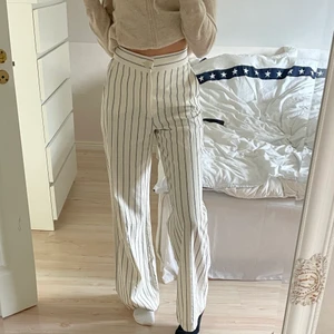 Kostymbyxor från Zara - Ett par jättefina vita kostymbyxor med rand från zara. Byxorna är i storlek XS och har väldigt långa ben (är 173cm). De är i väldigt fint skick men säljer pga att de inte kommer till användning. Frakten är inte inkluderad. 