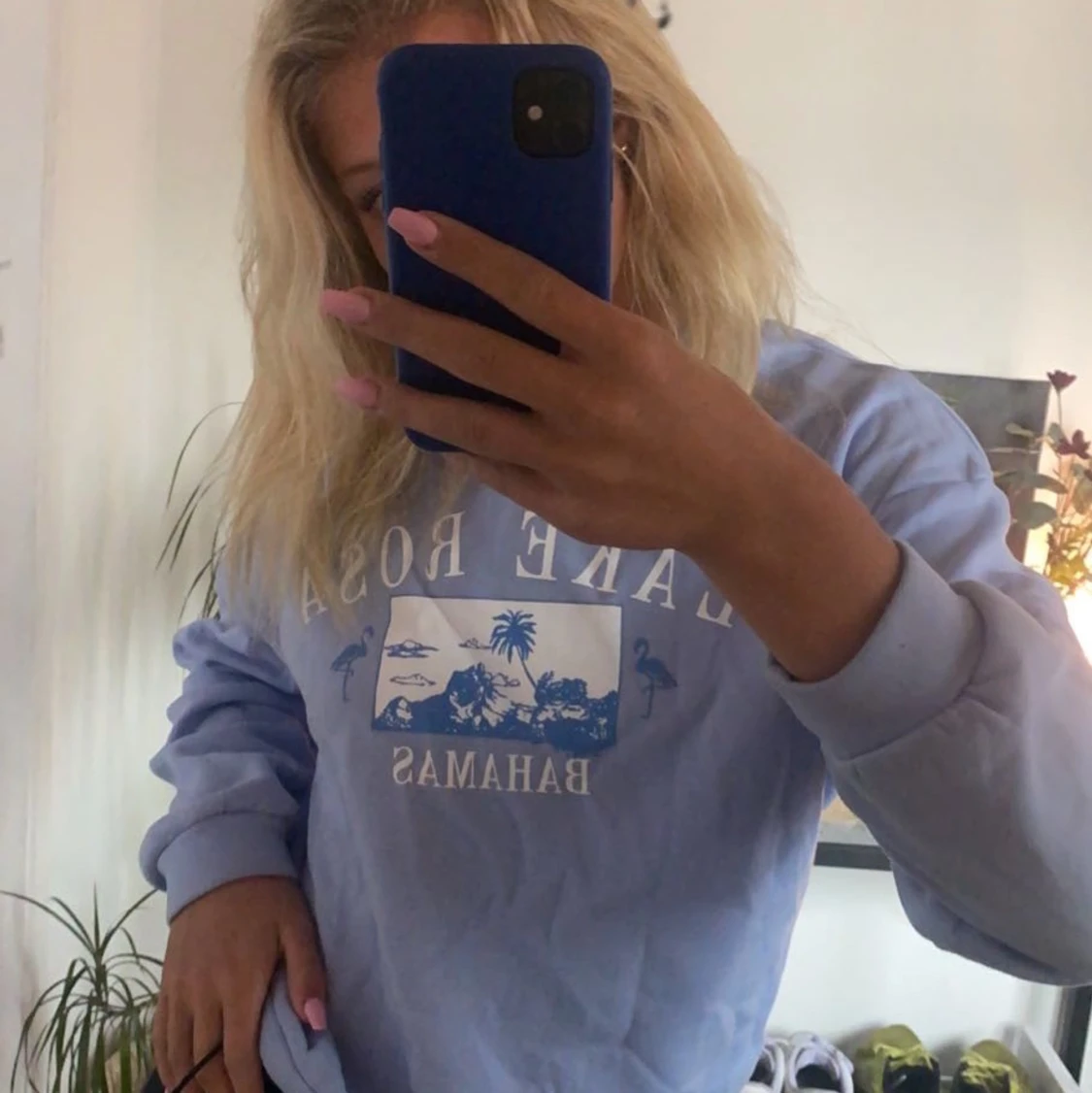 blå sweatshirt