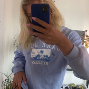 blå sweatshirt - säljer denna jättefina sweatshirten från shein. säljer för att den inte kommer till användning tyvärr💗