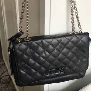 Guess väska - Säljer min guess väska som tyvärr inte kommer till användning längre. Den är i ett fint skick men har lite rost defekter på kedjan. Buda eller köp direkt för 500kr💓
