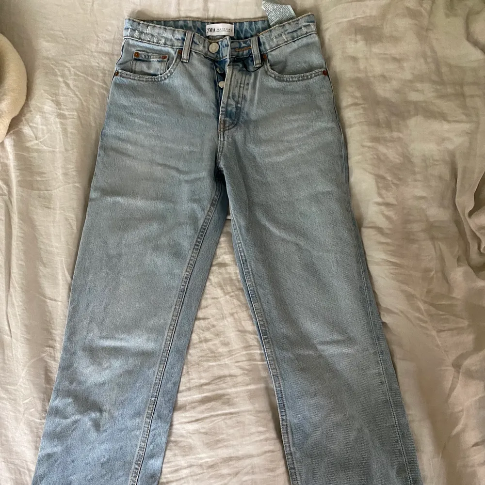 Ljusblåa snygga jeans från Zara. Rak modell i storlek 32. Tyvärr för långa för mig.. Jeans & Byxor.