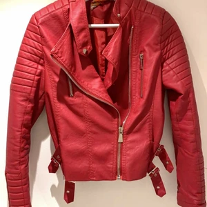 Skinnjacka, Chiquelle - En röd skinnjacka från chiquelle, köpt för 699kr använd ett par gånger men i väldigt bra skick! Såklart är det fake skinn och inte äkta. ❤️❣️