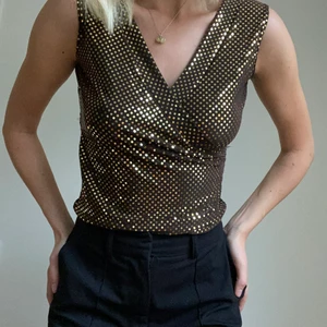 FESTTOPP - Festlig topp köpt på Humana för 100kr men aldrig hunnit använda tyvärr. Stretchigt brunt tyg med guldiga paljetter och väääldigt fin öppen rygg. 