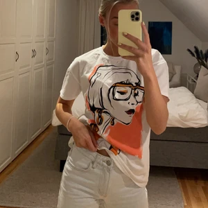 Trendig T-shirt från Zara - Väldigt snygg och trendig T-shirt från Zara i storlek S. Passar till både byxor och kjol. Sitter extremt snyggt och bra på och är inte genomskinlig. 