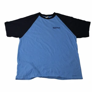 Strike Out Cancer - Vintage T-shirt  - En sjukt fin tröja som även har ett fint motiv på ryggen. Har en lite ljusblå/babyblå färg och en marinblå färg på ärmarna vilket är perfekt för lite gulliga outfits. Den är thriftad för länge sedan i Los Angeles