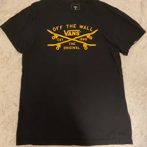 Vans tshirt  - Vans tshirt som är använd Max 3 gånger. Nypris 300kr men säljer nu för 150kr.