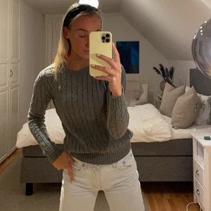 Stickad tröja  - En snygg och enkel stickad tröja från Ralph Lauren i storlek XS. Är i väldigt gott skick och ser ut som ny. 