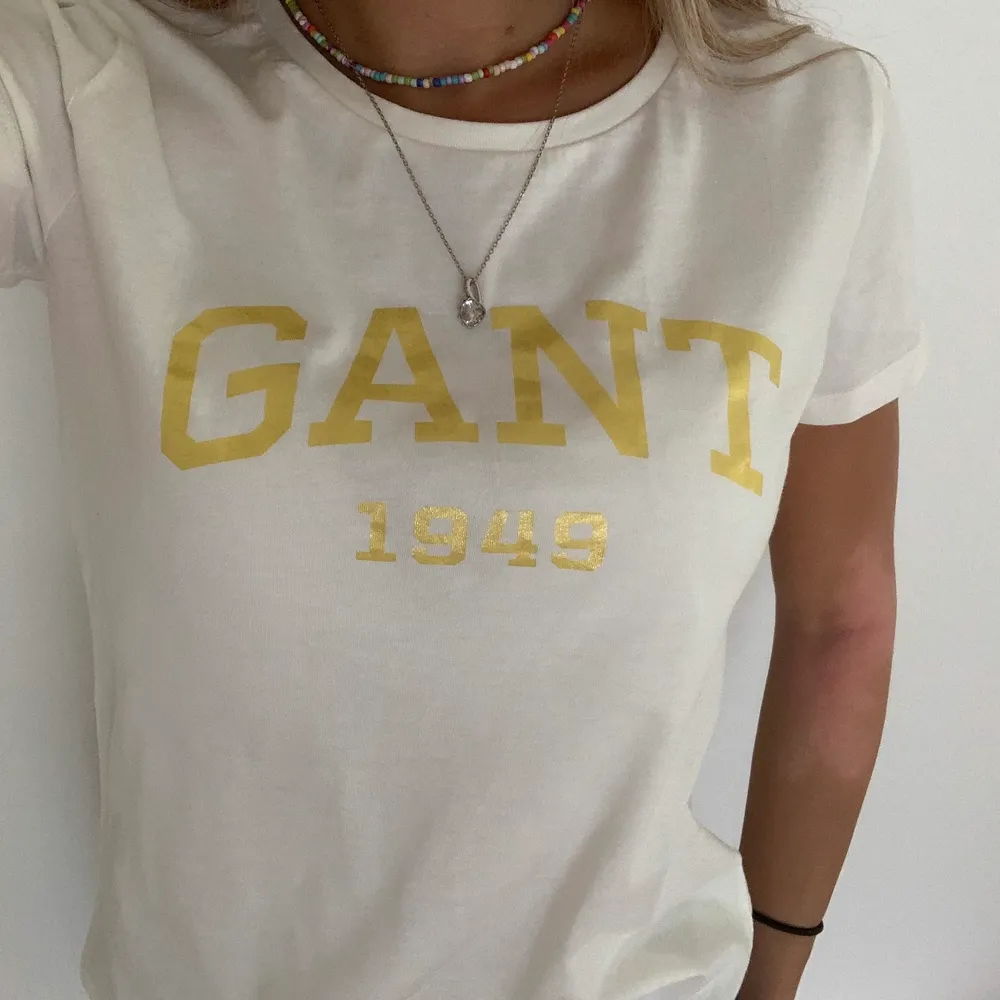 ✨fin gant t-shirt med stor guldig text över bröstet. Använd ca 3-4 gånger, fint skick! Säljes p.g.a den ej kommer till användning längre. 💕skriv vid frågor/ priset kan diskuteras . T-shirts.