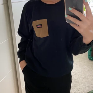 Dickies Sweatshirt - svart sweatshirt från Dickies. märket sitter på fickan. storlek S🖤