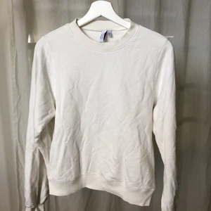 Vit sweatshirt  - Säljer min vita sweatshirt från & other stories som jag tyvärr inte använder längre. Den är i superbra skick och knappt använd. Den är i storlek 42 men skulle säga att den passar en s/m. Skriv gärna vid frågor eller för fler bilder 🥰