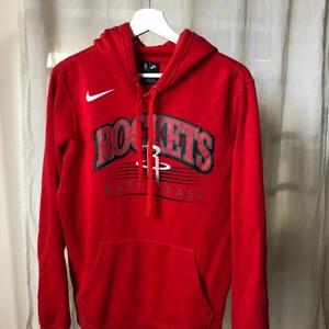 Nike hoodie - Säljer denna snygga hoodie från nike. Den är något år gammal men knappt använd så i superbra skick. 🥰 skriv vid frågor eller för fler bilder ✨ köparen står för frakt 